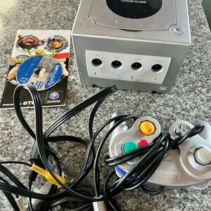 Nintendo GameCube Console - Silver with Controller-Muppets Party Cruise game